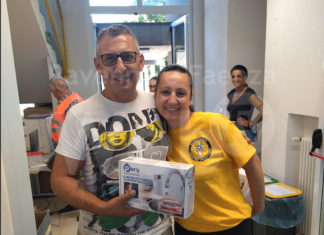 I Ministri Volontari di Scientology donano depuratori e pacchi viveri ai residenti di Conselice