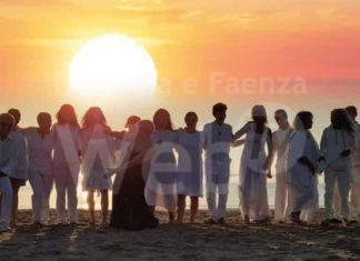 A Marina Romea i To Be Choir in un concerto benefico all’alba per le scuole musicali alluvionate a Faenza