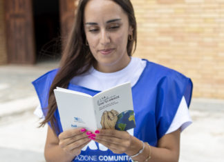 Arriva il libro con ‘la voce degli ultimi’ distribuito nelle piazze di tutta la città durante “Un Pasto al Giorno”