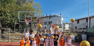 Nuovi canestri per il campo da basket alluvionato di via Silvio Pellico