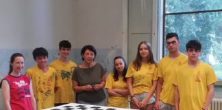 Ammonite: Inaugurazione dei giochi da tavolo in legno realizzati dalle magliette gialle