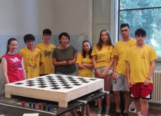 Ammonite: Inaugurazione dei giochi da tavolo in legno realizzati dalle magliette gialle