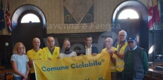 ComuniCiclabili: FIAB consegna al Comune la bandiera gialla della ciclabilità