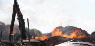 Vasto incendio al deposito dell’azienda produttrice di carbonella a Bagnacavallo