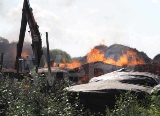 Vasto incendio al deposito dell’azienda produttrice di carbonella a Bagnacavallo