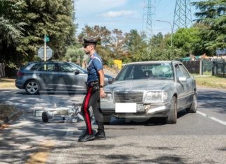 Incidente fra un’auto e un motorino: un uomo ricoverato in gravi condizioni
