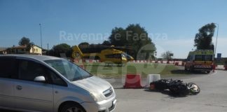 Auto e moto si scontrano nella rotatoria di via Destra Canale Molinetto