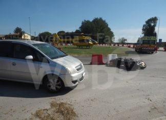 Auto e moto si scontrano nella rotatoria di via Destra Canale Molinetto