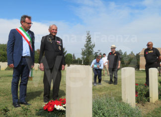 L’ultimo reduce del Battaglione Maori che liberò Faenza in visita al cimitero di guerra
