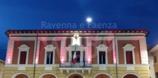 Massa Lombarda: municipio illuminato di rosa per sensibilizzare la lotta contro il tumore al seno