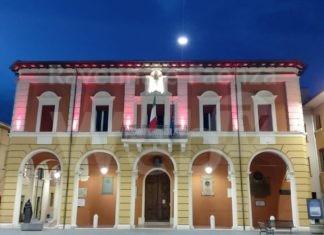 Massa Lombarda: municipio illuminato di rosa per sensibilizzare la lotta contro il tumore al seno