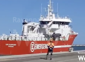 Migranti: La Life Support di Emergency è arrivata in porto a Ravenna