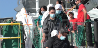 Sbarcati i migranti della Life Support. Emergency: “Salvati quando ormai le loro condizioni erano critiche”