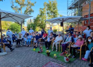 Voltana: allegria, abiti, cibo e canzoni all’annuale festa del centro anziani