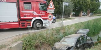 Auto esce di strada e finisce nel fosso: due persone in ospedale