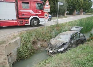 Auto esce di strada e finisce nel fosso: due persone in ospedale