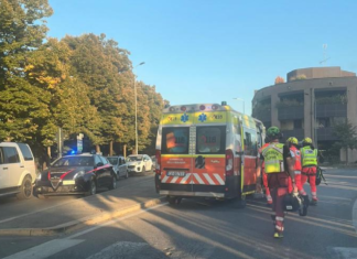 Violento scontro in via Oberdan: ciclista trasportata al Bufalini