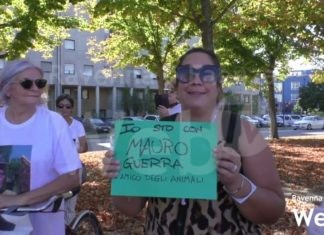 Processo del dottor Guerra, i sostenitori davanti al tribunale: “E’ innocente, non lo abbandoneremo mai.”