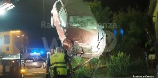 Inseguimento notturno da film: Auto si schianta contro una recinzione, i due ladri si danno alla fuga