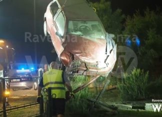 Inseguimento notturno da film: Auto si schianta contro una recinzione, i due ladri si danno alla fuga