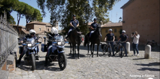 Polizia a cavallo e in sella alle bici elettriche in centro a Ravenna