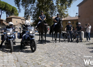 Polizia a cavallo e in sella alle bici elettriche in centro a Ravenna