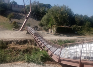 Crollata la passerella pedonale sul Senio di Borgo Rivola