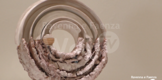 Turbinii e sentieri: al Mic la mostra del Premio Faenza Wei Bao riflette sull’alluvione