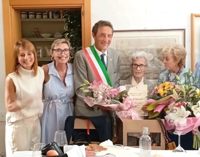 100 anni maria buscaroli con sindaco e vicesindaco