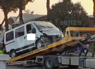 Scontro all’incrocio: tre feriti nella zona industriale