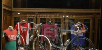 Alla Private Banking de La Cassa di Ravenna divise, biciclette, attrezzature e cimeli de “La Divina”, ultima tappa del Giro d’Italia d’Epoca