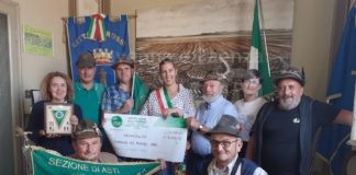 Gli Alpini delle Langhe astigiane consegnano a Russi i fondi raccolti per gli alluvionati