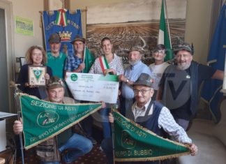 Gli Alpini delle Langhe astigiane consegnano a Russi i fondi raccolti per gli alluvionati