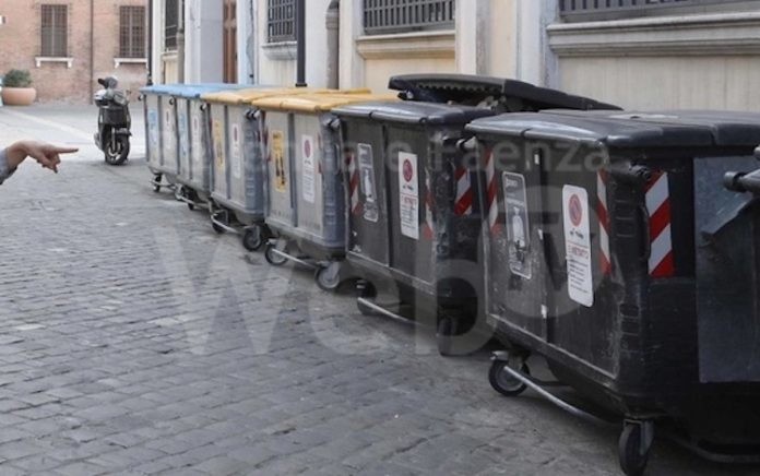 Cassonetti in via Serafino Ferruzzi copia