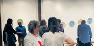 Tanti visitatori all’apertura della mostra “Anemoni”