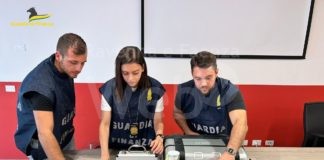 Tenta di sfuggire ad un controllo: nasconde droga, contanti e una pistola rubata