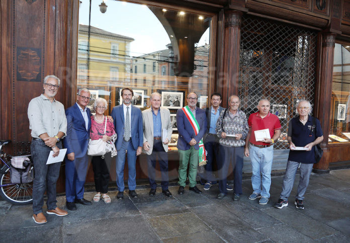 02-10 --2023-; ravenna; piazza del popolo premiazione concorso fotografico sugli anziani , righini, confcommercio , prefetto, guberti , circolo fotografico , 50 e più