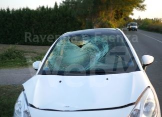 Ciclista investito in via Ravegnana: è grave