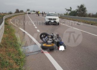 Ancora sangue sulle strade: incidente mortale sulla variante di Alfonsine, muore motociclista 36enne