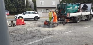 Voragine ai piedi del cavalcaferrovia di Faenza