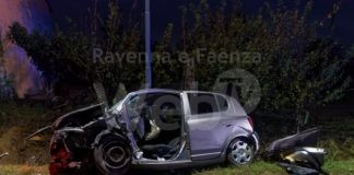 Lugo: all’alba 25enne esce di strada con la sua auto, è in gravissime condizioni