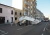 Il forte vento fa crollare un’impalcatura in via San Mama. Danneggiate due auto nessun ferito