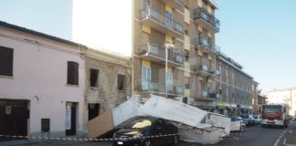 Il forte vento fa crollare un’impalcatura in via San Mama. Danneggiate due auto nessun ferito