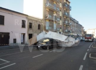 Il forte vento fa crollare un’impalcatura in via San Mama. Danneggiate due auto nessun ferito