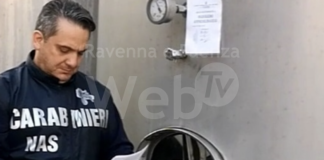 I Nas sospendono l’attività di deposito di vino allestito in un garage di un centro estetico