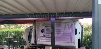 Grande paura al Sacao Caffè: furgone piomba nel parcheggio e si schianta contro il dehor