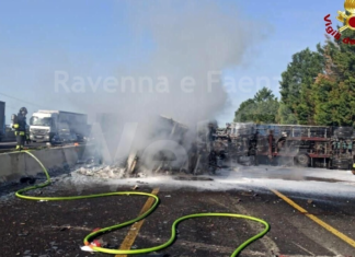 Autotreno si ribalta in A14, chiuso tratto tra Forlì e Faenza