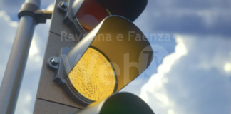 Attenzione! Semaforo lampeggiante in via Faentina, incrocio con le vie Dorese e Agro Pontino