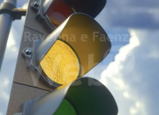 Attenzione! Semaforo lampeggiante in via Faentina, incrocio con le vie Dorese e Agro Pontino