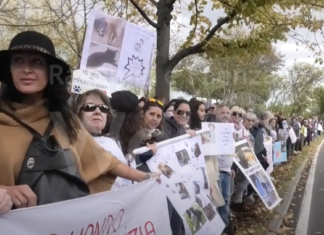 Processo del dottor Guerra, tanti i sostenitori davanti al tribunale: “Vogliamo verità e giustizia”